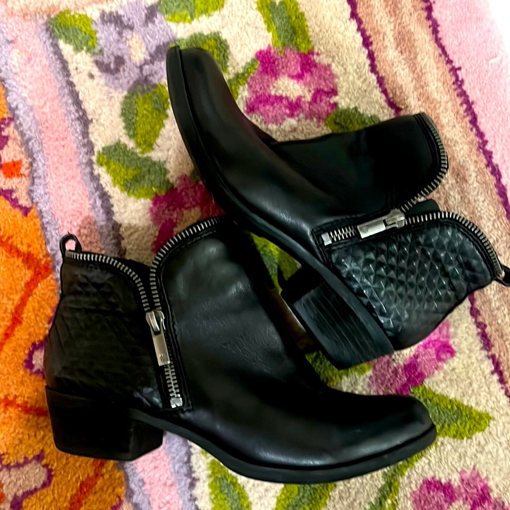 Soft leather zipper ankle bootie Lucky Brand size 6